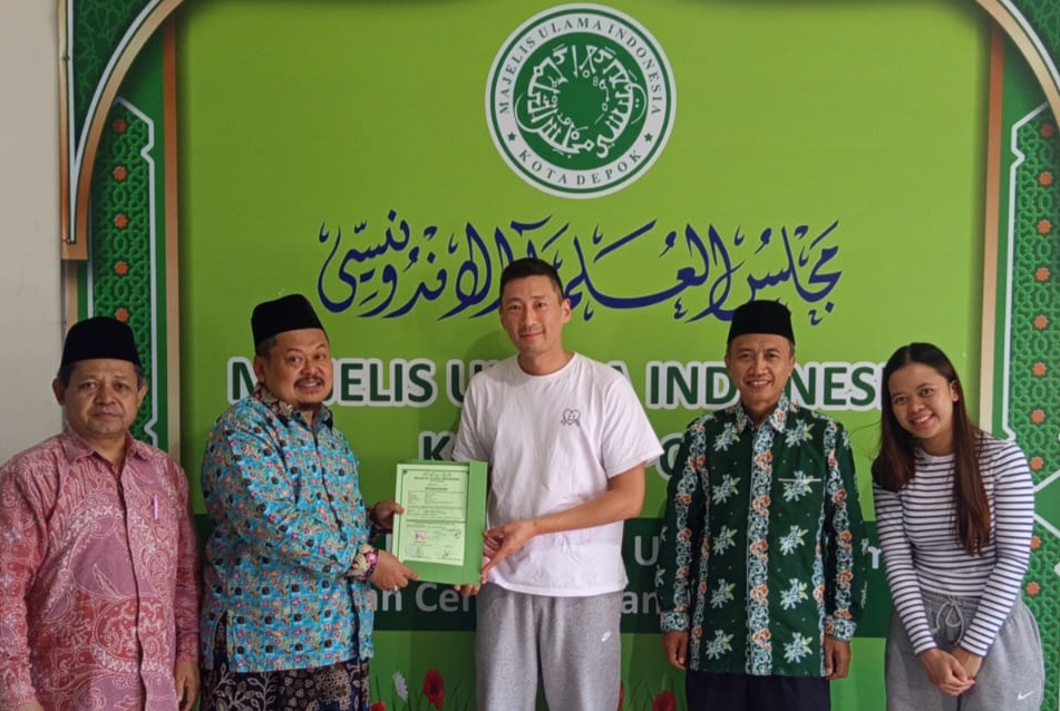 Warga Negara Prancis Mantap Ucapkan Dua Kalimat Syahadat di Kantor MUI Kota Depok